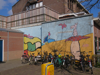 829775 Gezicht op de muurschildering gemaakt door kinderen, op de wand langs het parkeerterreintje aan het begin van de ...